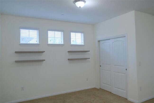 Building Photo - 2880 Donnell Dr
