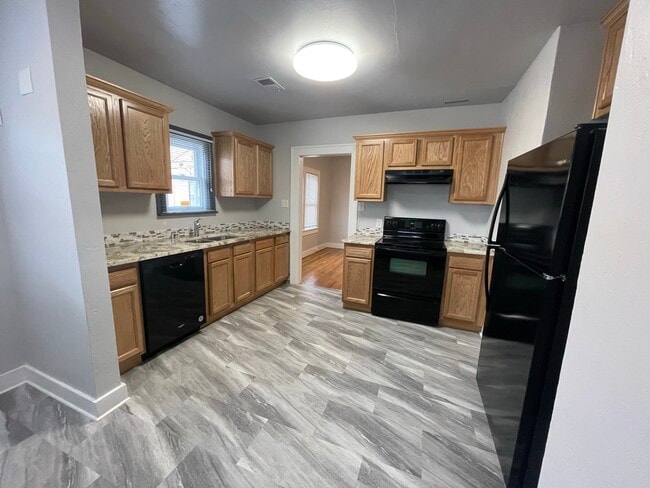 Building Photo - 405 Vassar Dr SE