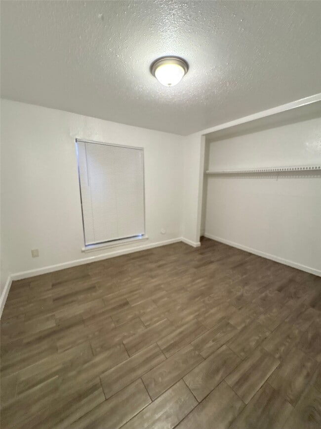 Building Photo - 5625 Antoine Dr