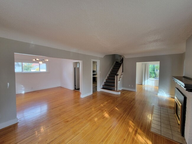 Building Photo - Beautiful Cedar Falls Home