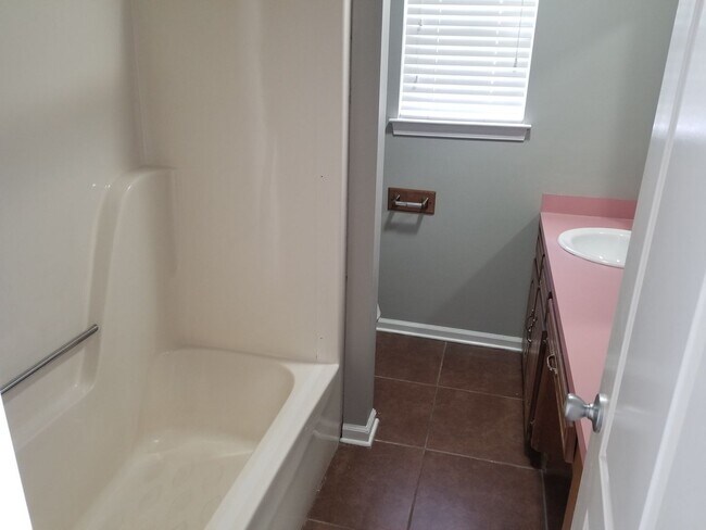 Building Photo - 3 BD, 2 BA, Home in Jacksonville