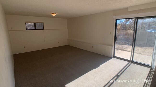 Building Photo - 1527 Spring Valley Dr