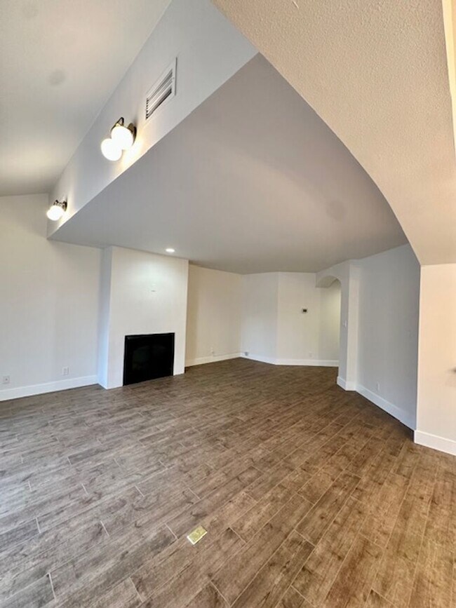 Building Photo - Riverfront Gated 2 Bedroom Luxury Condo!!