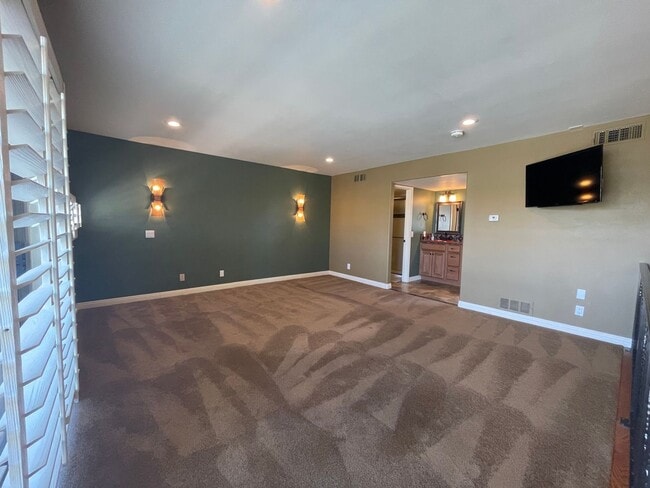 Building Photo - AVAILABLE NOW! LOVELY 1 Bed 2 Bath Condo i...