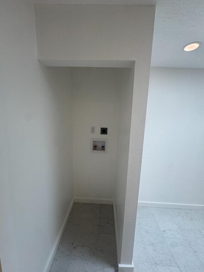 Building Photo - 11216 Baja Dr NE