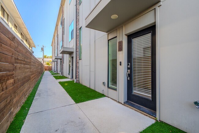 Building Photo - Modern Townhome with Gated Private Lawn & Dual Primary Suites & 2-Car Garage | Knox-Henderson / L...