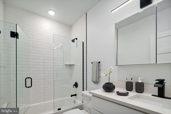 Building Photo - 2132 Pine St