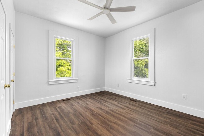 Building Photo - Where Vintage Vibes Meet Modern Mojo—Rent This Rare Historic 4BR/2BA Duplex in Norfolk’s Park Place