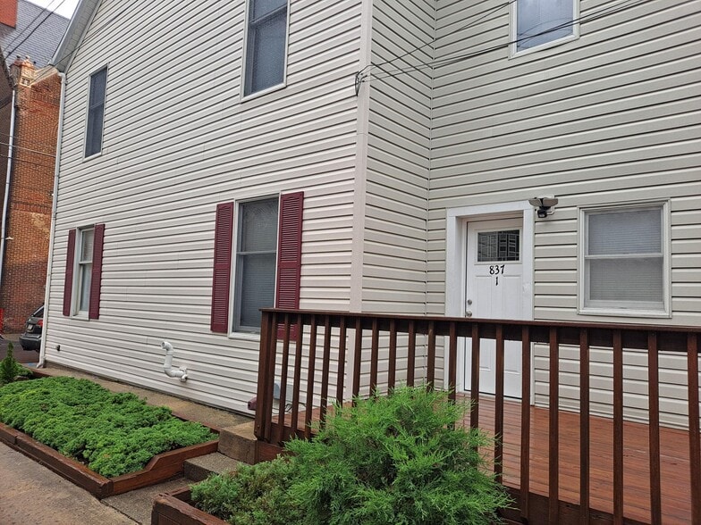 landscape deck - 837 W Liberty St