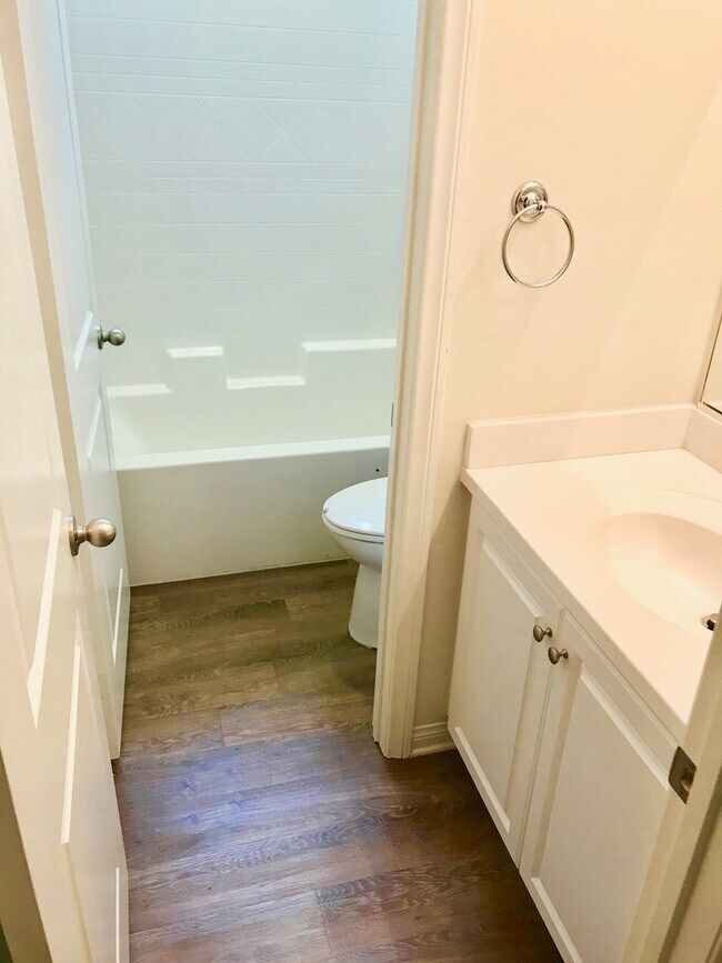 Building Photo - MUST SEE!!! Newer Home 4 bedroom 2 Bath Sp...