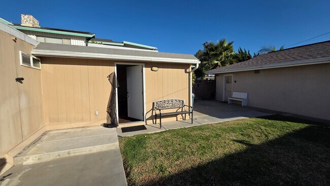 Building Photo - Spacious and Cozy studio!