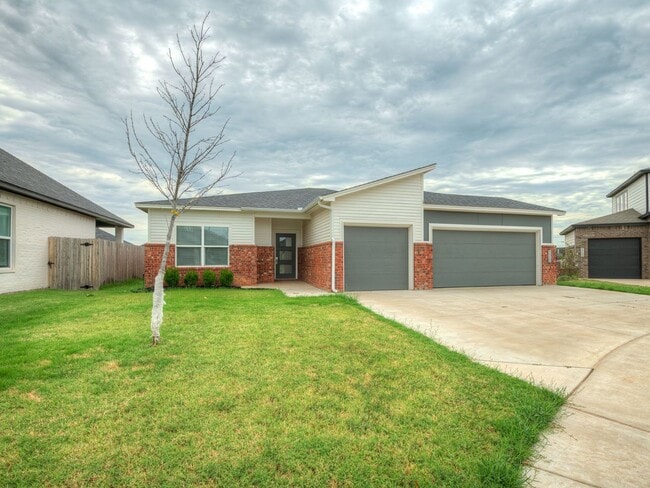 Primary Photo - Beautiful New Construction Home in Edmond