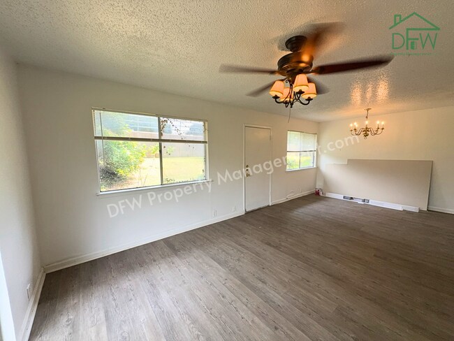 Building Photo - 3 Bed / 2 Bath Townhome - Fenced Yard, Community Pool, Washer & Dryer Included | Irving 75038