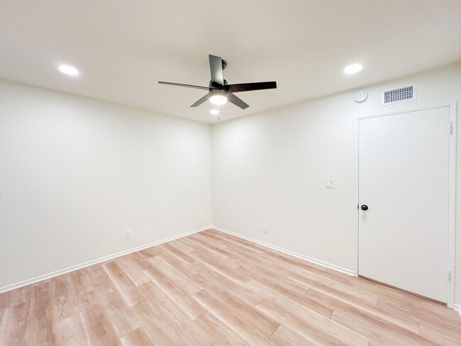 Building Photo - DELL