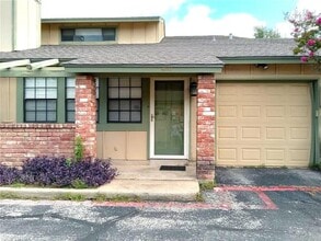 Building Photo - 910 E Meadowmere Ln