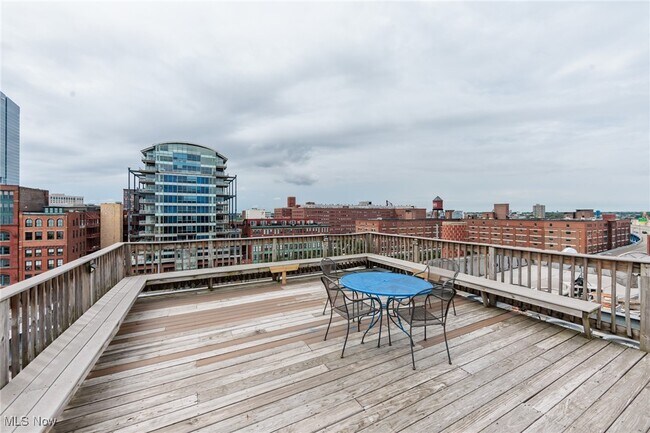 Building Photo - 1133 W 9th St