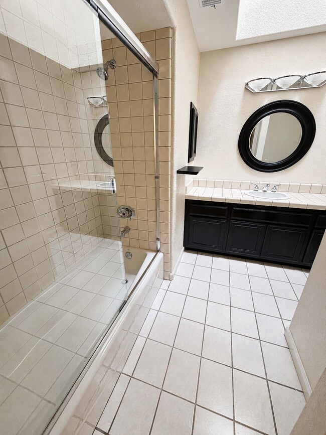 Building Photo - 8036 Glenbar Way