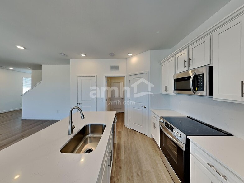 Building Photo - 9658 N Avenida Lucena