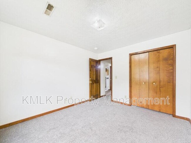 Building Photo - 456 Allyn St