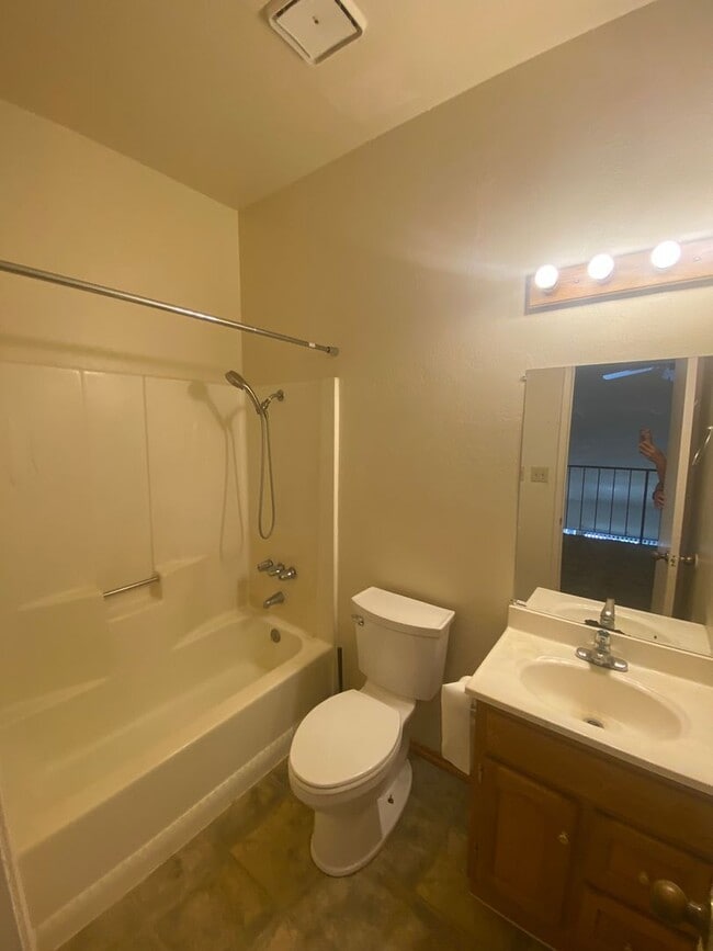 Building Photo - Hanford 1 bedroom spacious loft unit