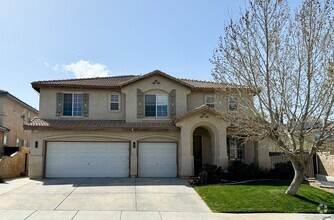 Building Photo - Gorgeous 6 bedroom home