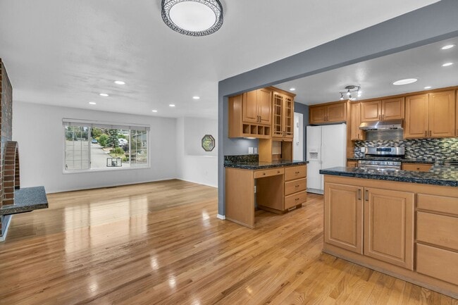 Building Photo - Three bedroom plus bonus room, and 2.5 bat...