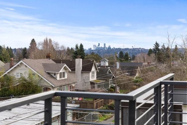 Building Photo - 3Bd/3Ba Seattle Townhouse
