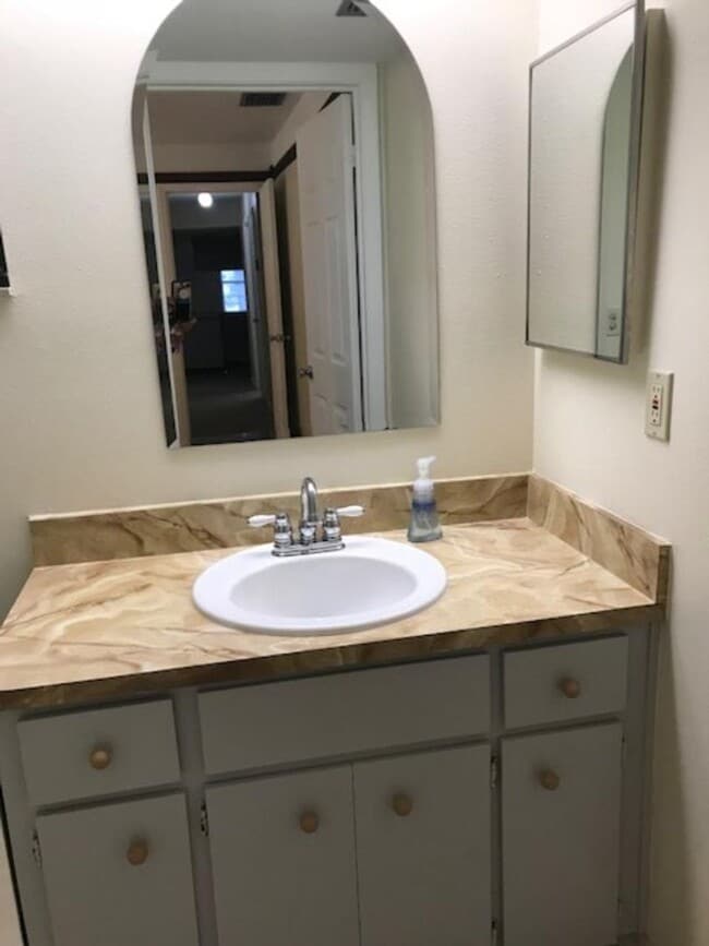 Building Photo - Charming 3/2 Home in Citrus Springs – Fenc...