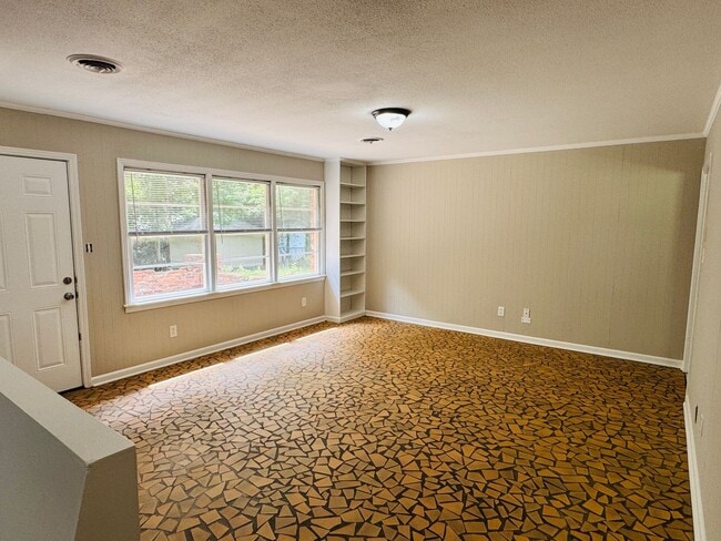 Building Photo - Freshly Renovated 4-Bedroom Retreat!