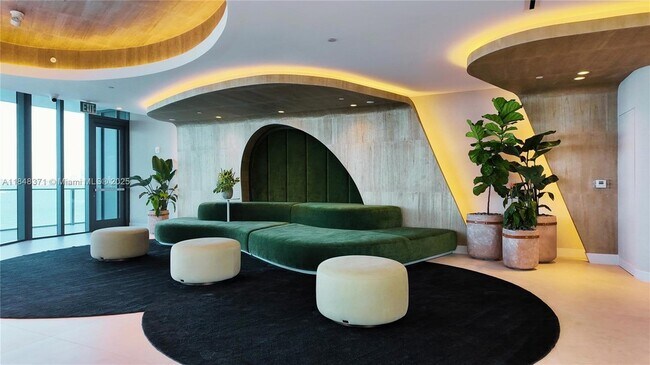 Building Photo - 700 NE 24th St