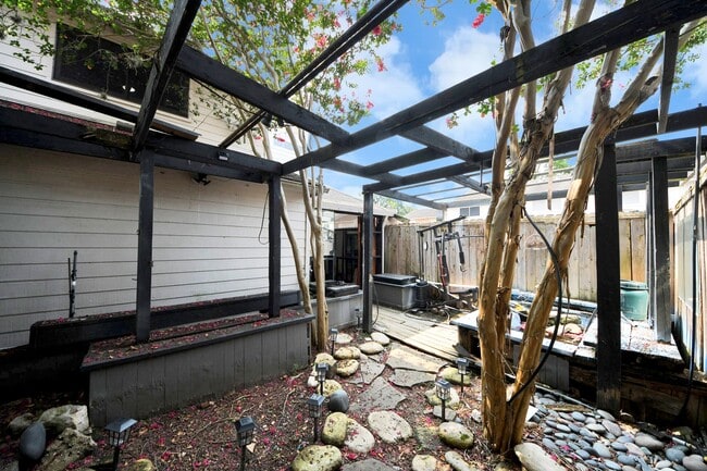 Building Photo - 7877 Kendalia Dr