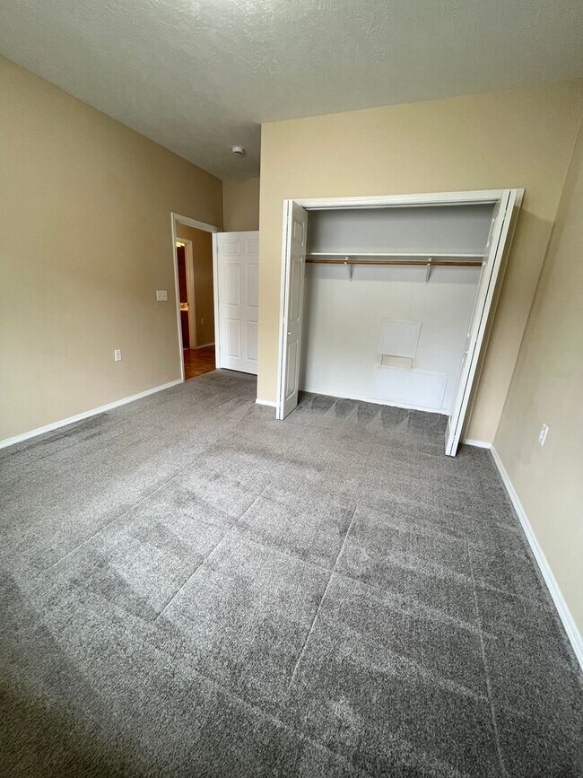 Building Photo - 2 Bedroom Townhome In Lennox, SD!!