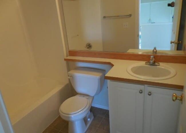 Building Photo - Amazing Condo  End Unit!