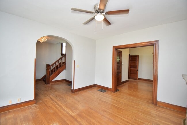 Building Photo - 23 E Parkwood Dr