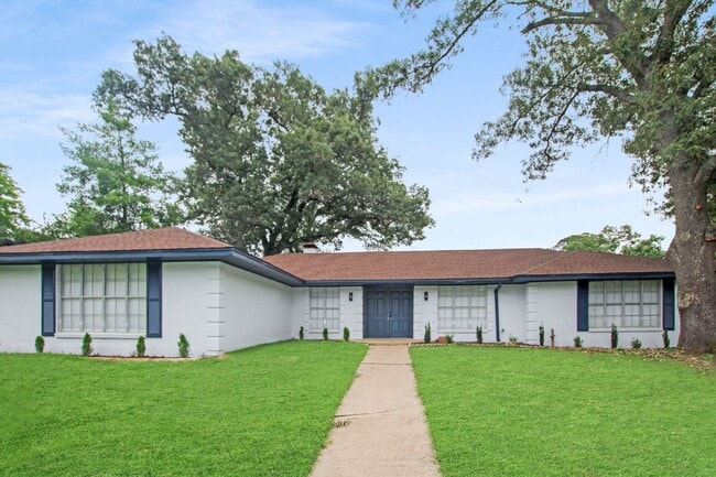 Primary Photo - Coming Soon: Stunning 4-bedroom, 2-bath be...