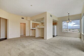 Building Photo - Beautiful top floor condo!