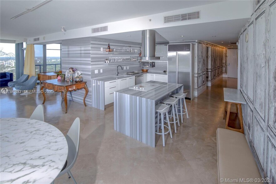 Building Photo - 601 NE 36th St