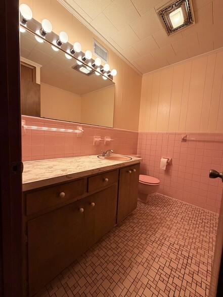 Building Photo - 518 5th St