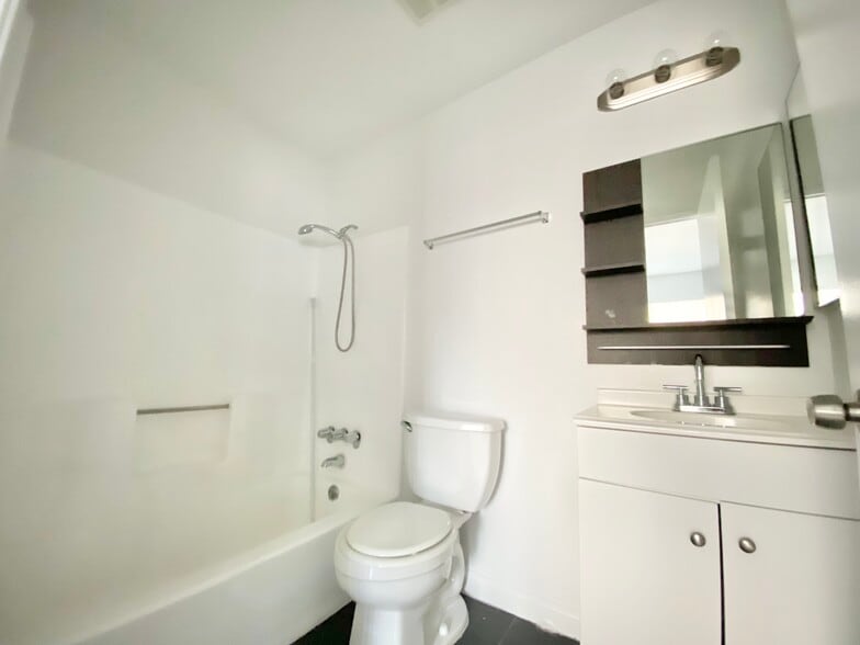 Building Photo - 833 S Berendo St