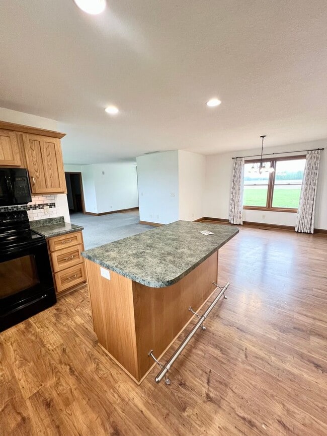 Building Photo - NEW LISTING! 3 Bedroom home