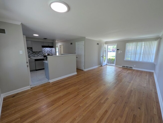 Building Photo - Updated Open-Concept with Sunroom & Finished Basement Space