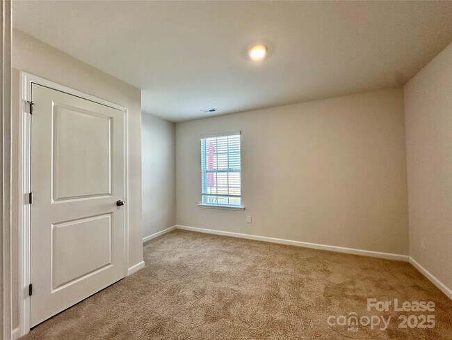 Building Photo - 1605 Blue Velvet Ln