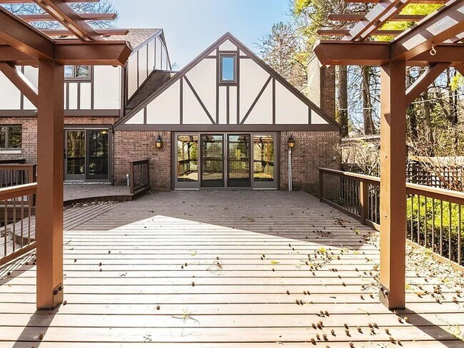 Building Photo - Large 5BR/3.5 Bath in Elm Heights. Available Now!