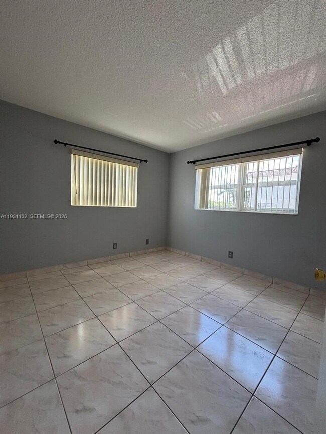 Building Photo - 5181 W Oakland Park Blvd
