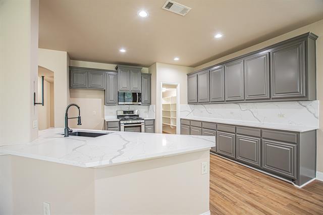 Building Photo - 728 Chatsworth Dr