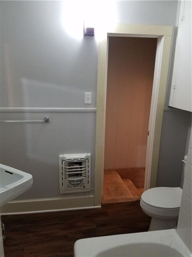 Building Photo - 4 bedroom 2 bath