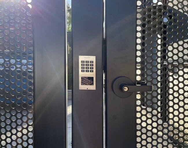 Building Photo - 1614 6th Ave