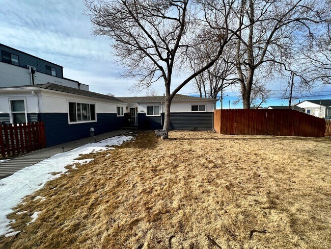 Building Photo - $0 DEPOSIT OPTION. CLASSIC CHARACTER MEETS COMFORT: 2-BED, 1-BATH IN AN INVITING TRIPLEX