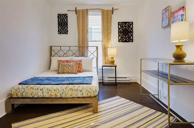 Building Photo - 2015 E James St