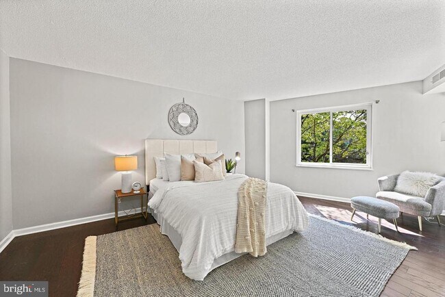 Building Photo - 8350 Greensboro Dr